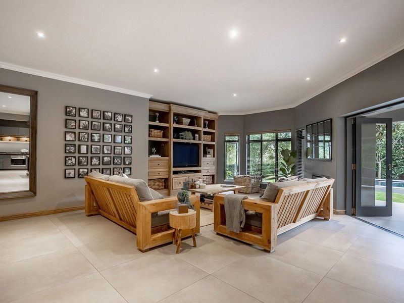 Fully renovated exquisite family home - Photo 9