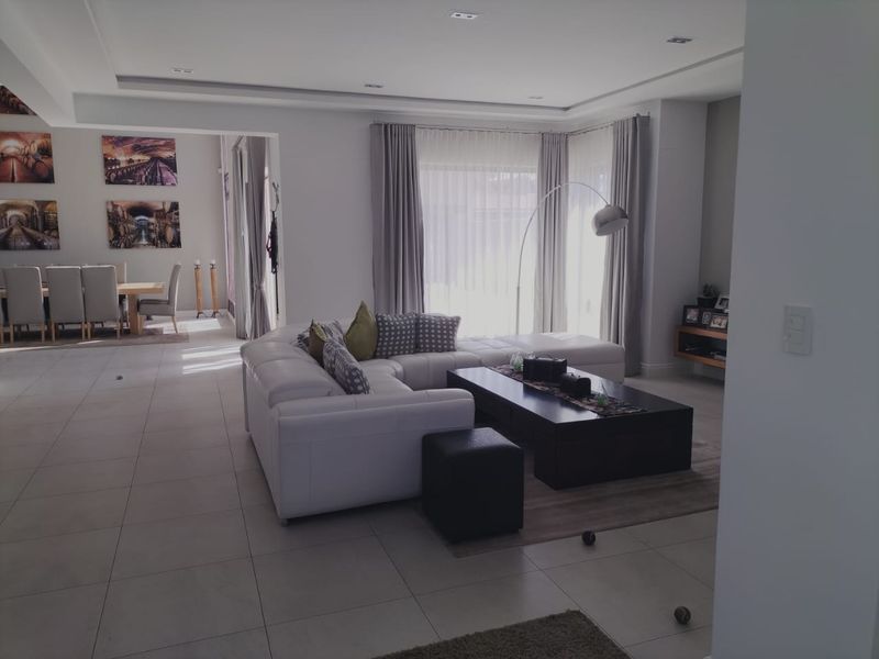 Exquisite 5-Bedroom Executive House in Meersig, Walvis Bay - Photo 5