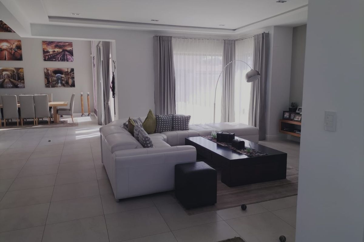 Exquisite 5-Bedroom Executive House in Meersig, Walvis Bay - Photo 5