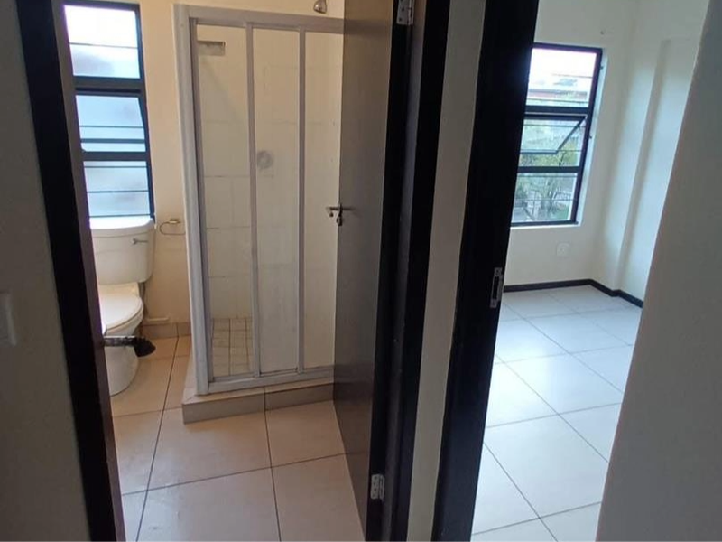 Charming 2-Bedroom Apartment in the Heart of Essenwood, Durban. - Photo 6