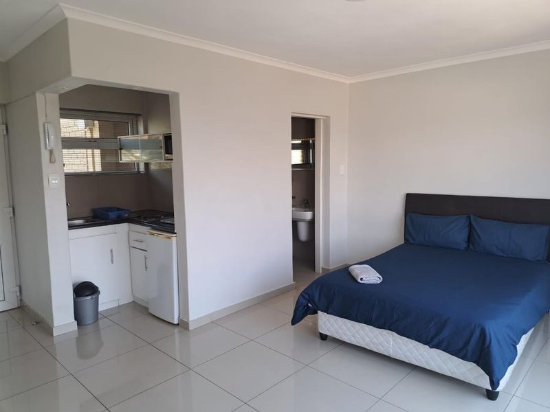 Partially furnished studio apartment - Photo 3
