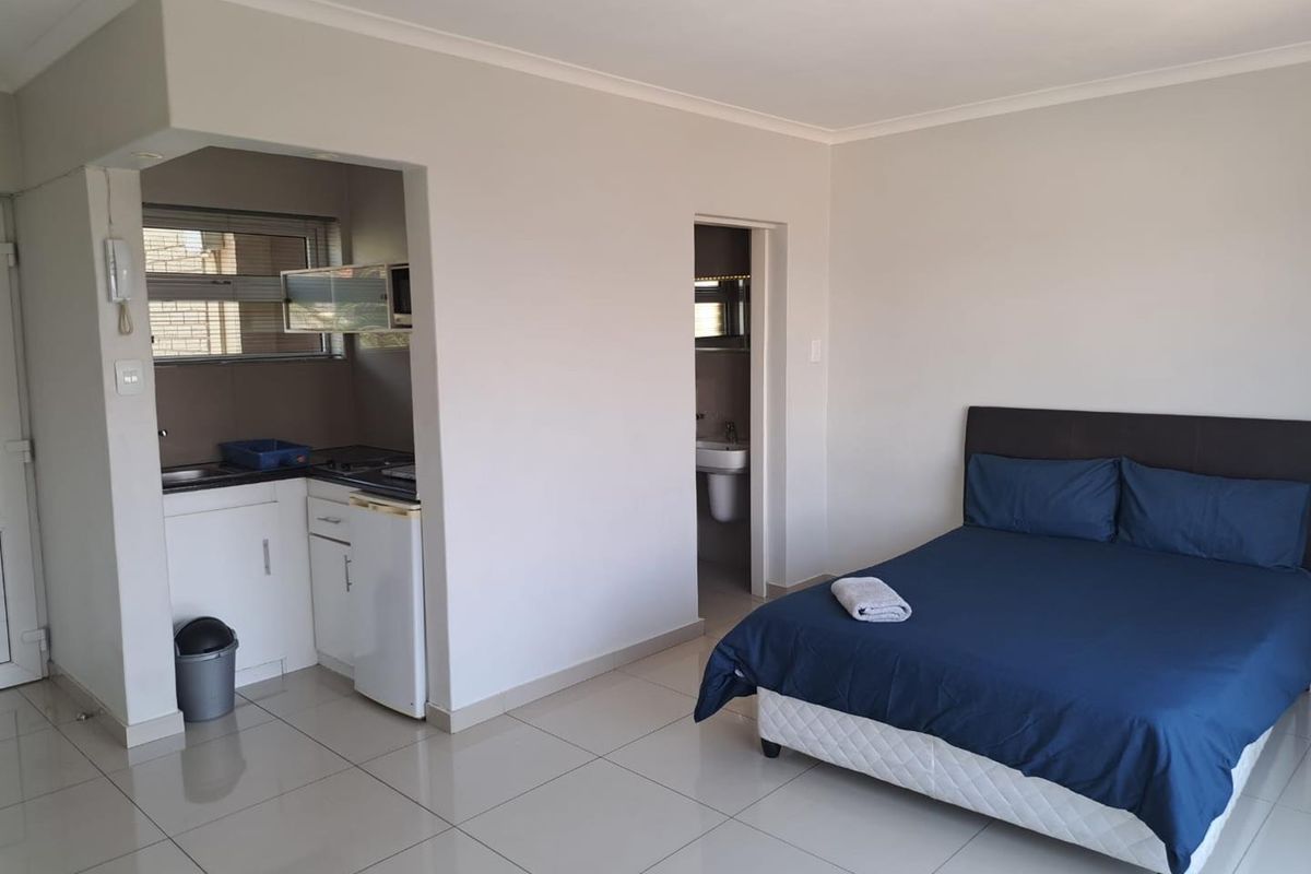 Partially furnished studio apartment - Photo 3