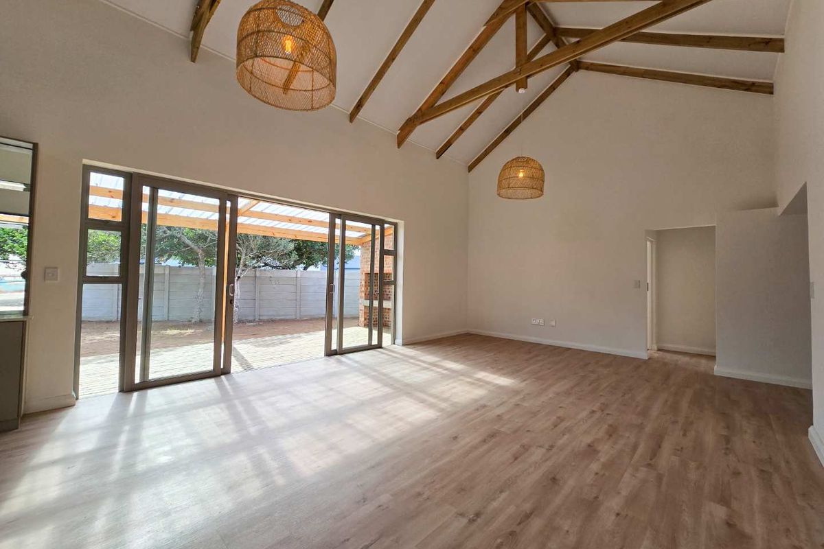 Modern 3 Bedroom townhouse for sale in Stilbaai-Wes. - Photo 3