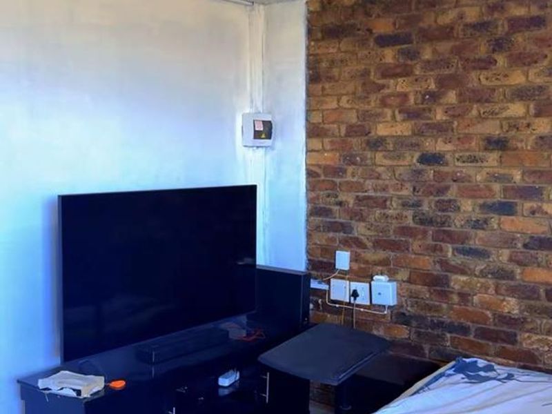 Comfortable Bachelor Flat with Fitted Kitchen – Prime Arcadia Location! - Photo 4