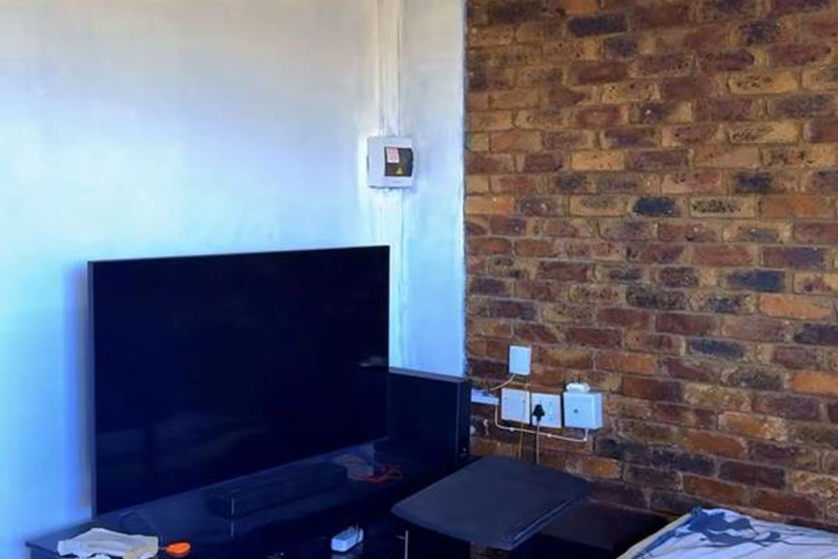 Comfortable Bachelor Flat with Fitted Kitchen – Prime Arcadia Location! - Photo 4