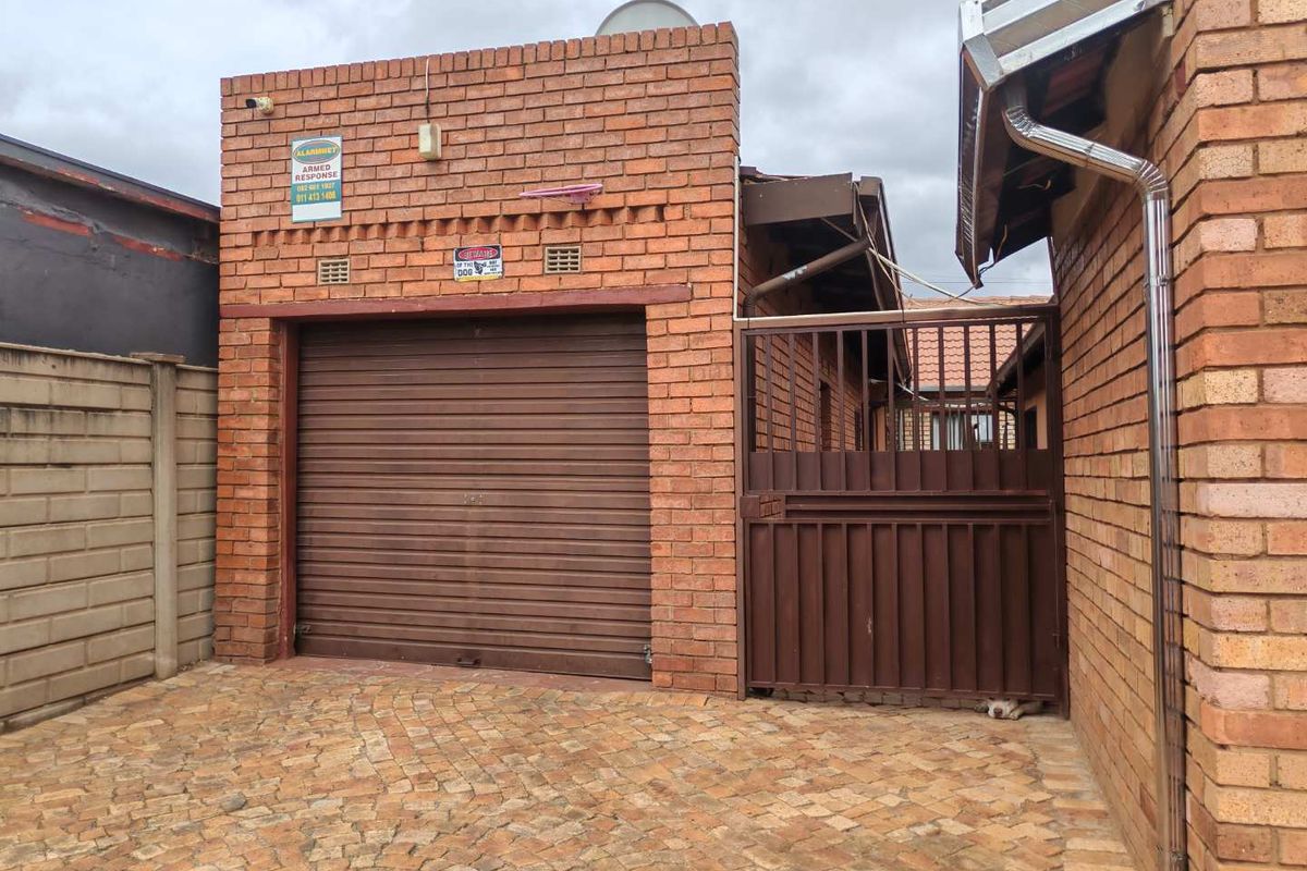 "Space & Comfort: Brick Home with Bonus Outbuilding!" - Photo 4