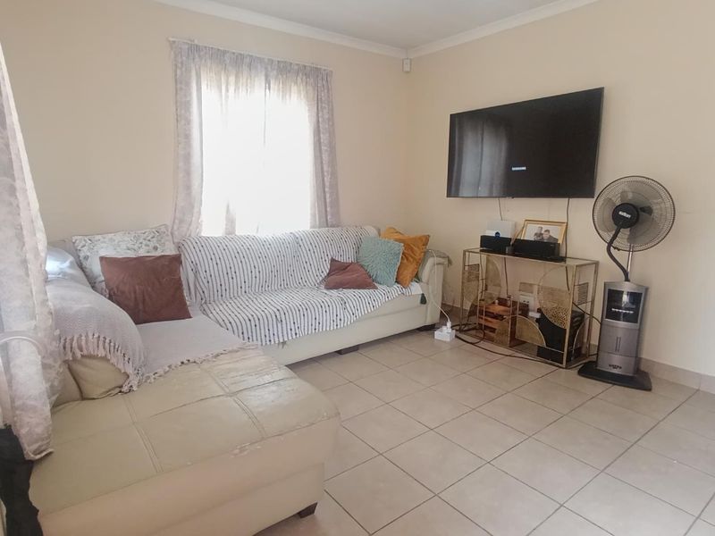 Secure Estate Living: 3-Bed, Ready to Move In - Photo 2