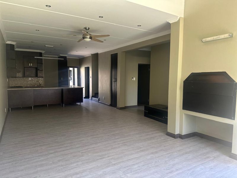 Townhouse in Woodlands - Where Everyone Wants to Live - Photo 8