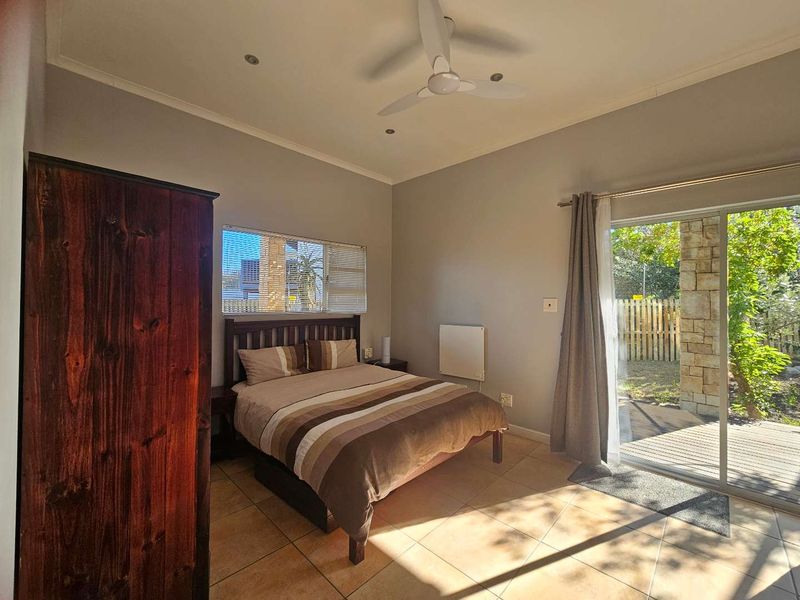 7 Bedroom 5 Bathroom House near the sea in Pringle Bay - Photo 5
