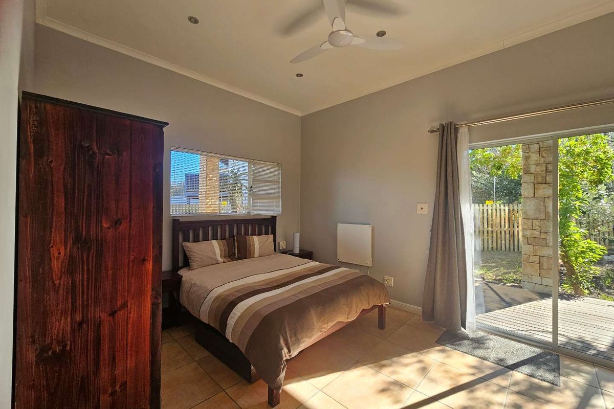 7 Bedroom 5 Bathroom House near the sea in Pringle Bay - Photo 5