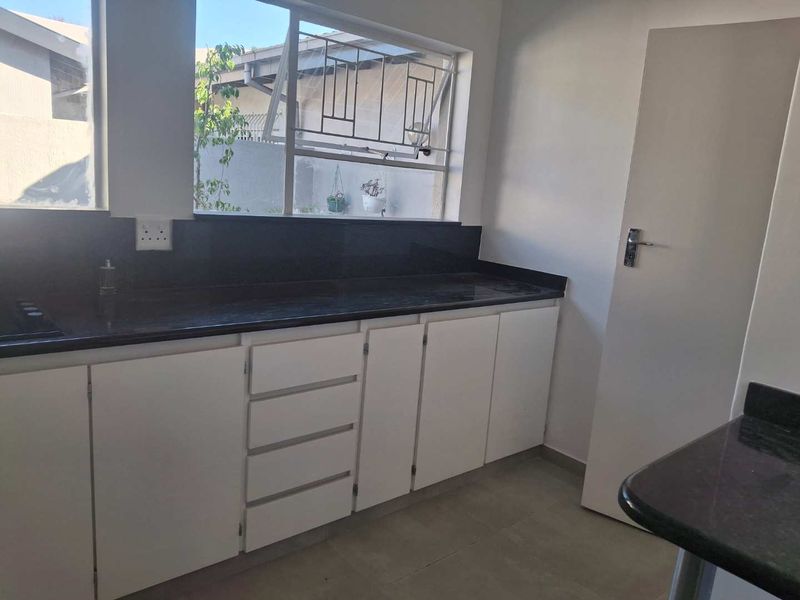 A BEAUTIFULLY RENOVATED TWO BEDROOM SIMPLEX - Photo 10