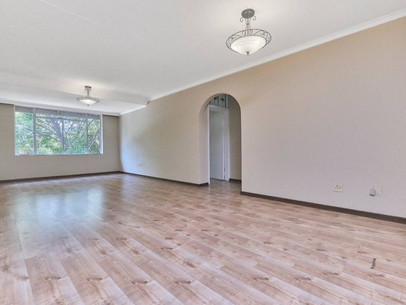 Charming Tudor-Styled 2 Bedroom Apartment in the Heart of Sandown - Photo 7