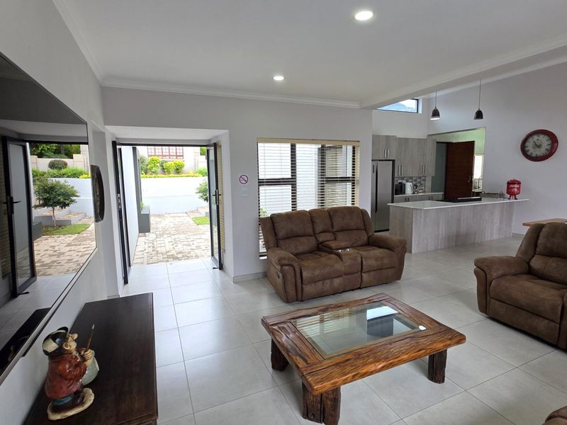 Elegant # Bedroom 3.5 Bathroom Family Home in Kosmos Ridge - Photo 5