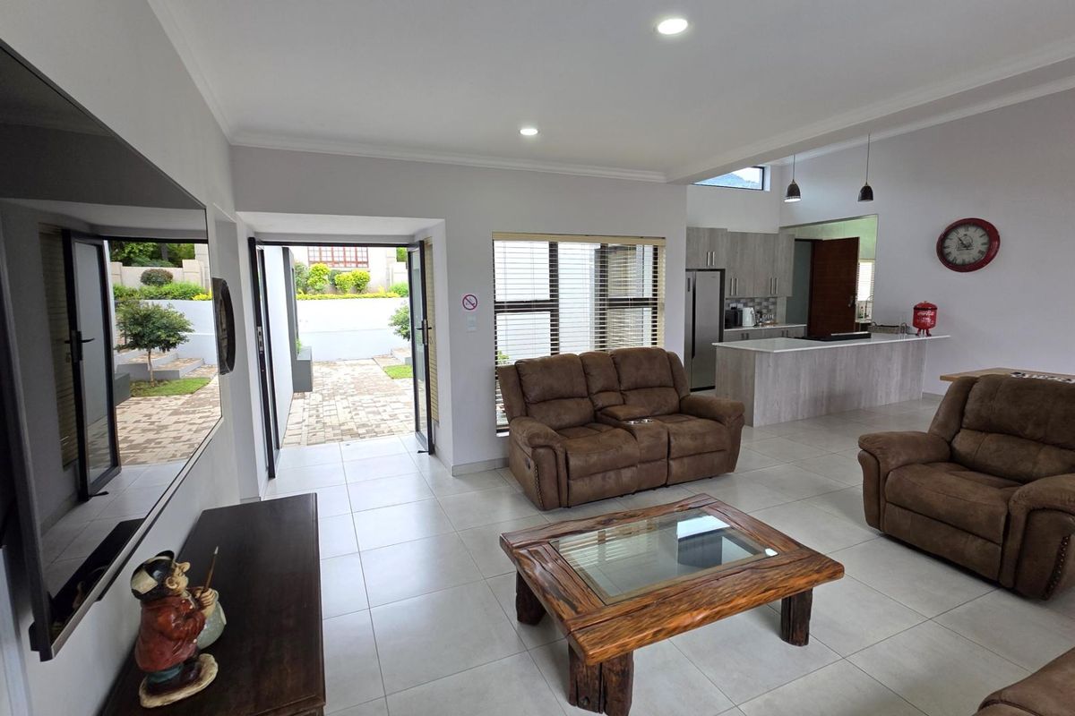Elegant # Bedroom 3.5 Bathroom Family Home in Kosmos Ridge - Photo 5