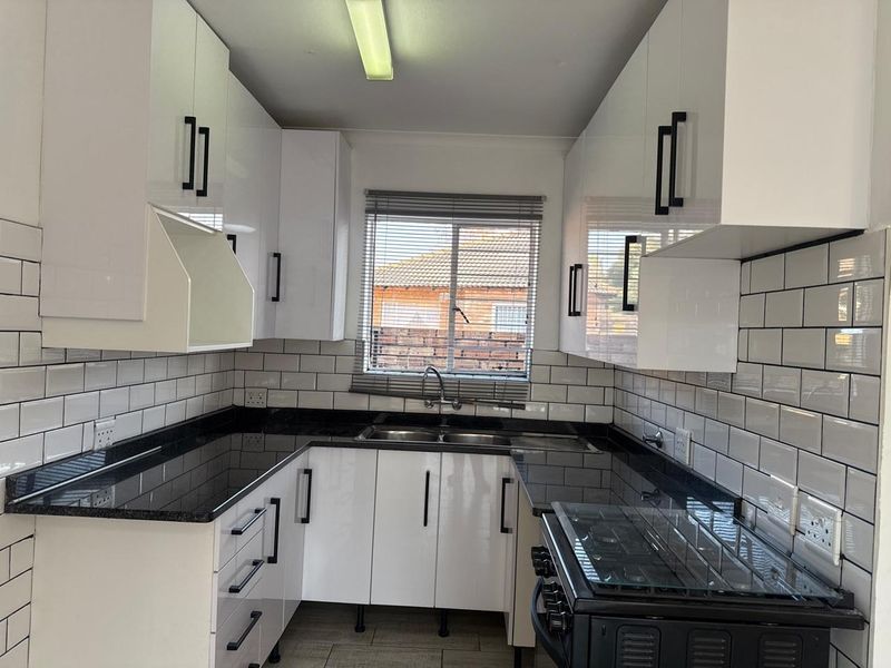 Immaculate 2-Bedroom Simplex – Move-In Ready! - Photo 8