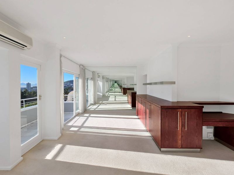Sun-drenched 1-bedroom apartment with balcony in the heart of Gardens - Photo 5