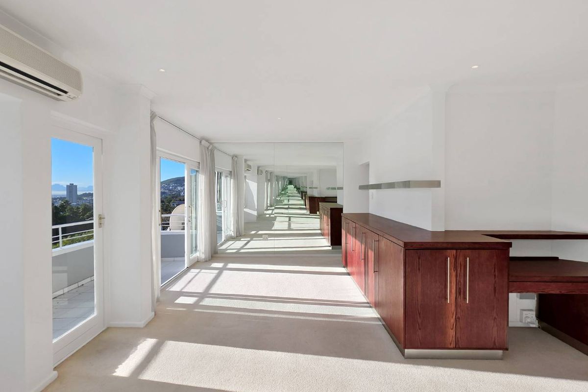 Sun-drenched 1-bedroom apartment with balcony in the heart of Gardens - Photo 5