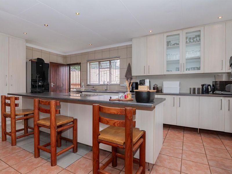 Charming 3 Bedroom Face-Brick Family Home with Flatlet in Van Riebeeck Park – A Must-See! - Photo 10