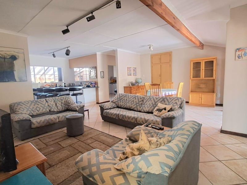 4 Bedroom Family Home - Photo 6