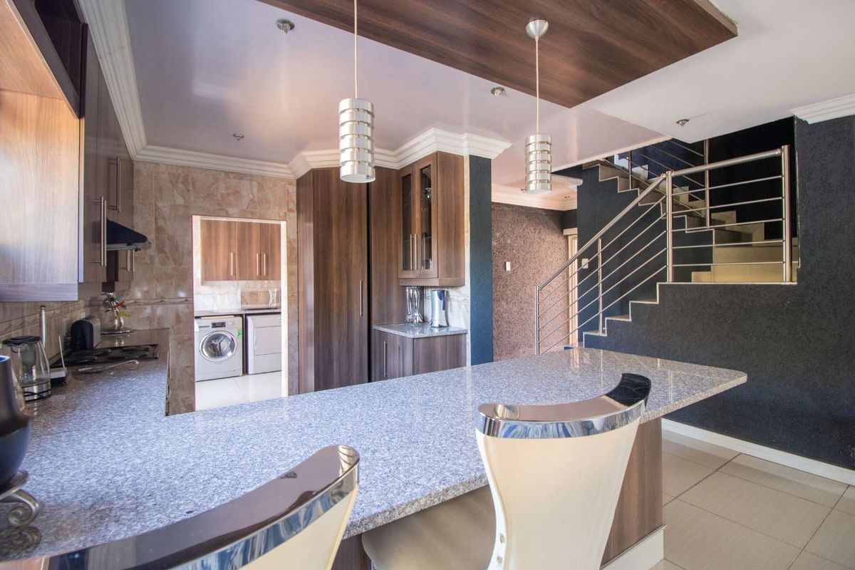 Luxury Living Awaits  available immediately in Rayton Estate's Family Haven - Fully Furnished - Photo 5