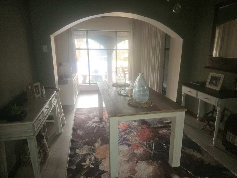 Spacious family home plus flat - Photo 3