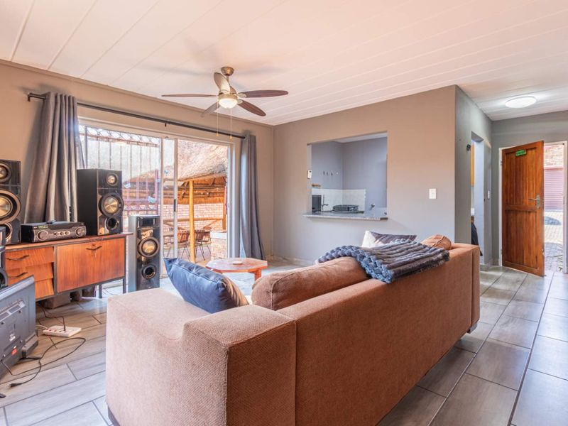 Newly listed 2 bed 1.5 bath duplex. Wilgeheuwel - Photo 6