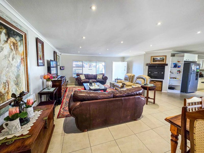 Modern family home for sale in Stilbaai-Wes. - Photo 7