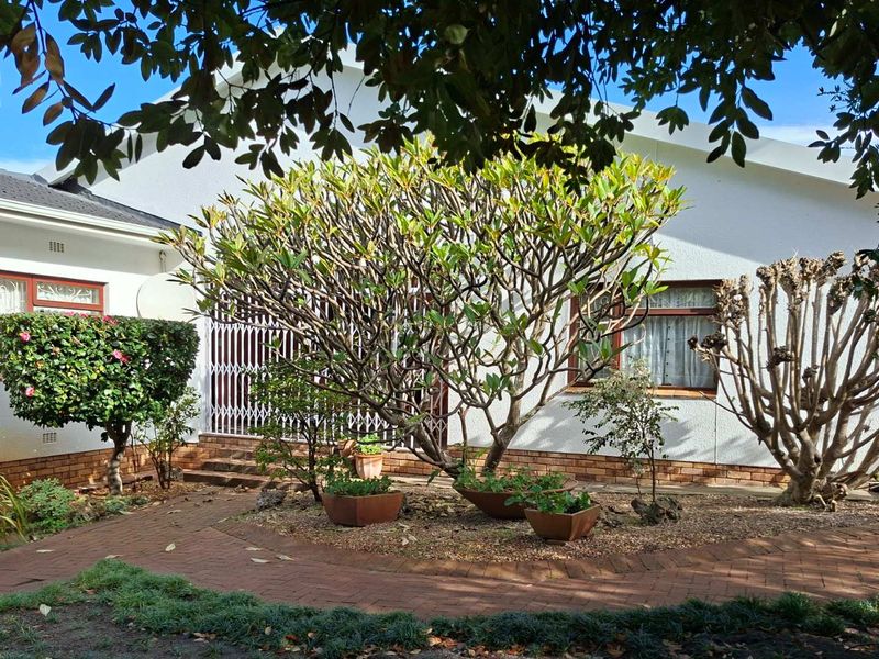 EXCELLENTLY POSITIONED HOME ON A DOUBLE STAND!! - Photo 5