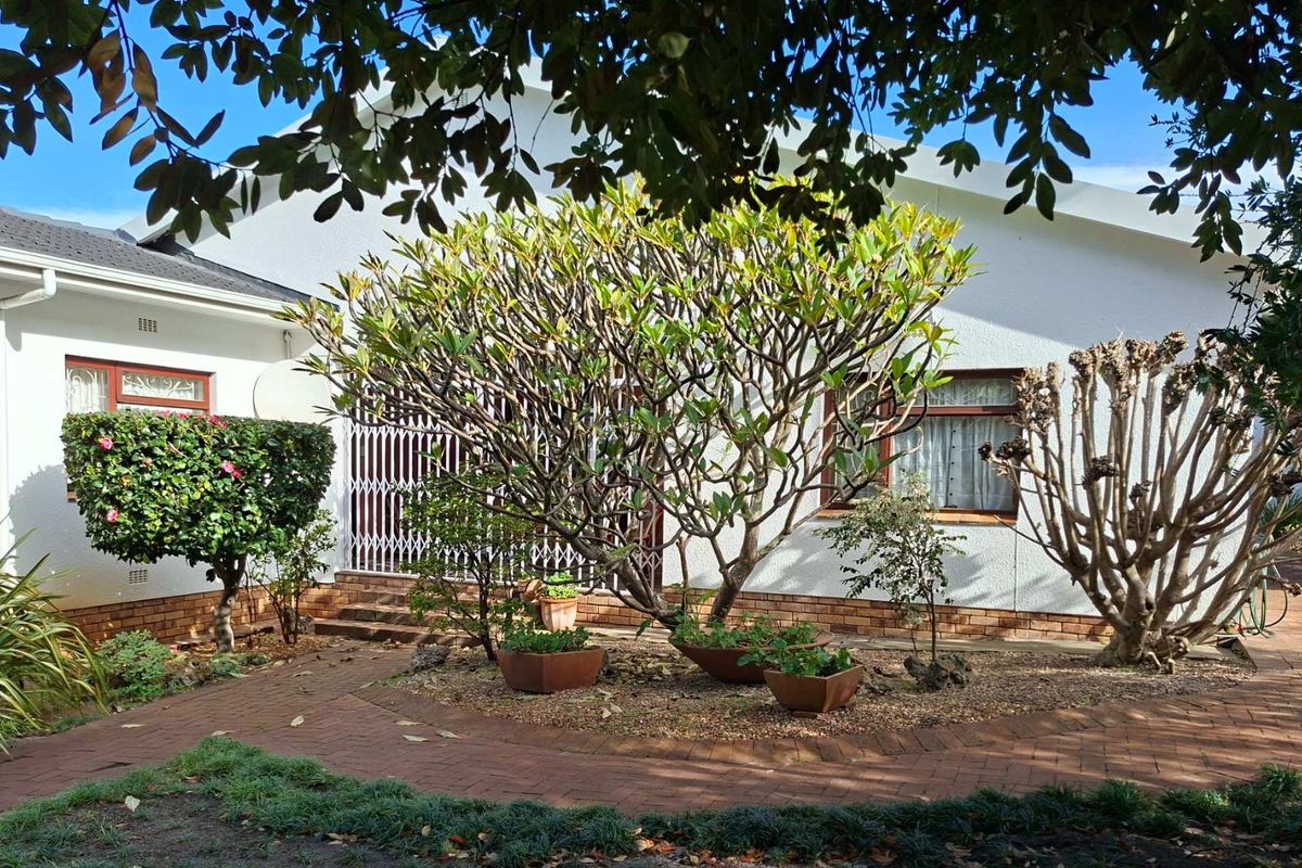 EXCELLENTLY POSITIONED HOME ON A DOUBLE STAND!! - Photo 5