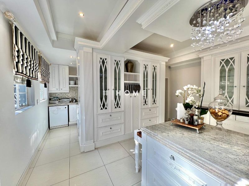 Mansion with breathtaking city views! - Photo 9