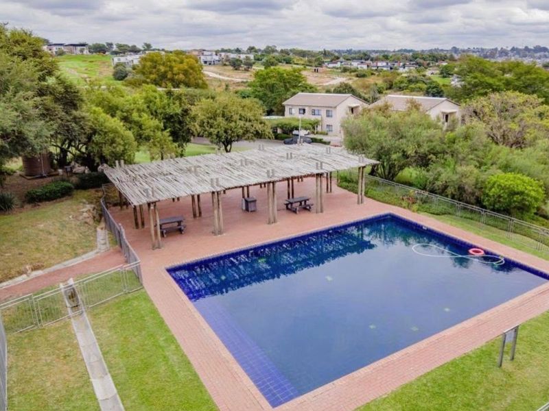 Stylish 2 bedroom, 2 bathroom penthouse in Jackal Creek Golf Estate - Photo 1