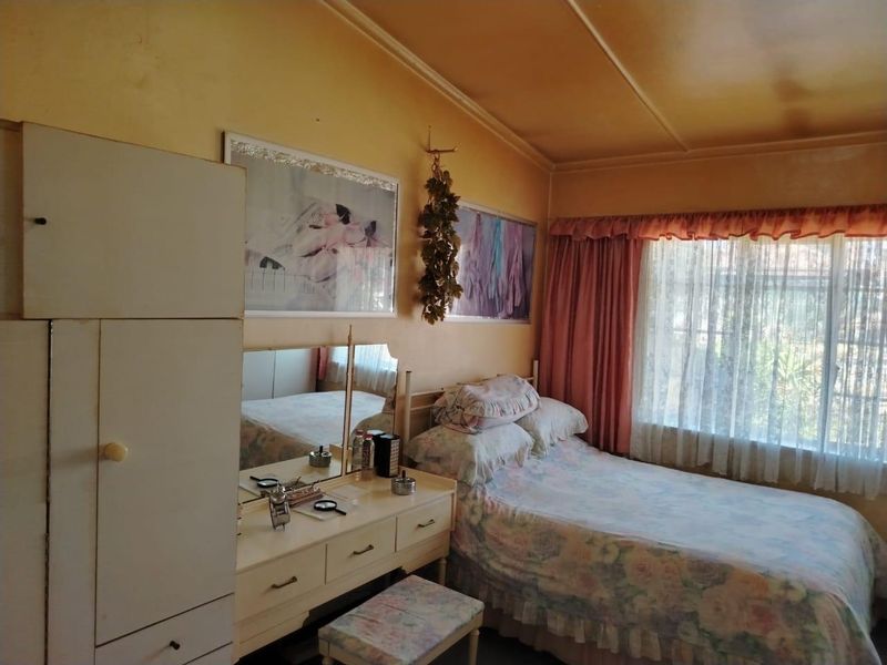 Charming Gem in South Hills - Photo 8