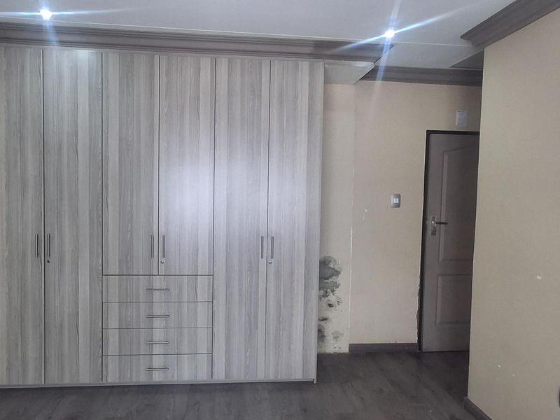 Beautiful, Modern 3 bedroom home - Photo 9