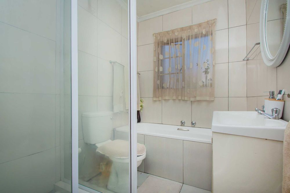 Overview of full bathroom