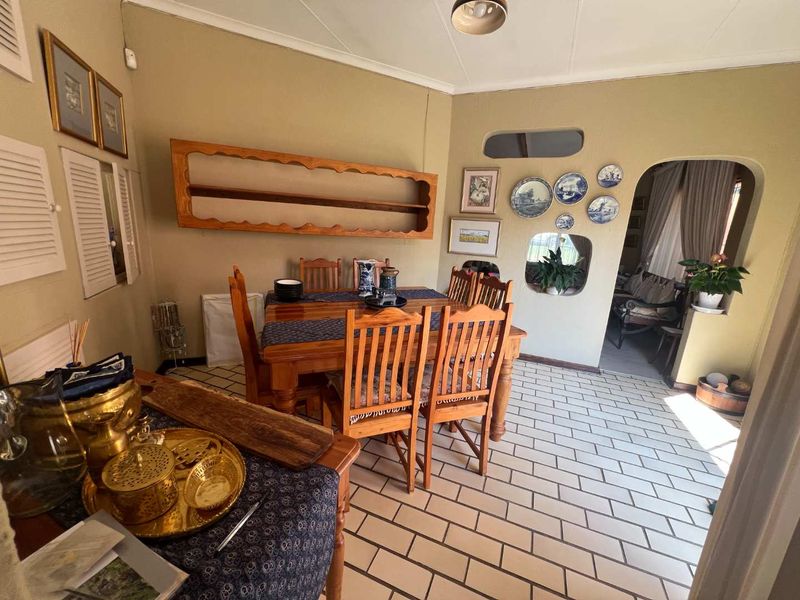 SOLID FAMILY HOME IN PRIME LOCATION - Photo 8