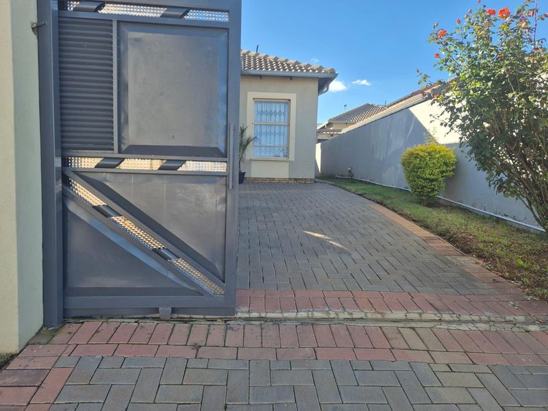 Clayville R 910 000- Beautiful Family Home - Photo 3