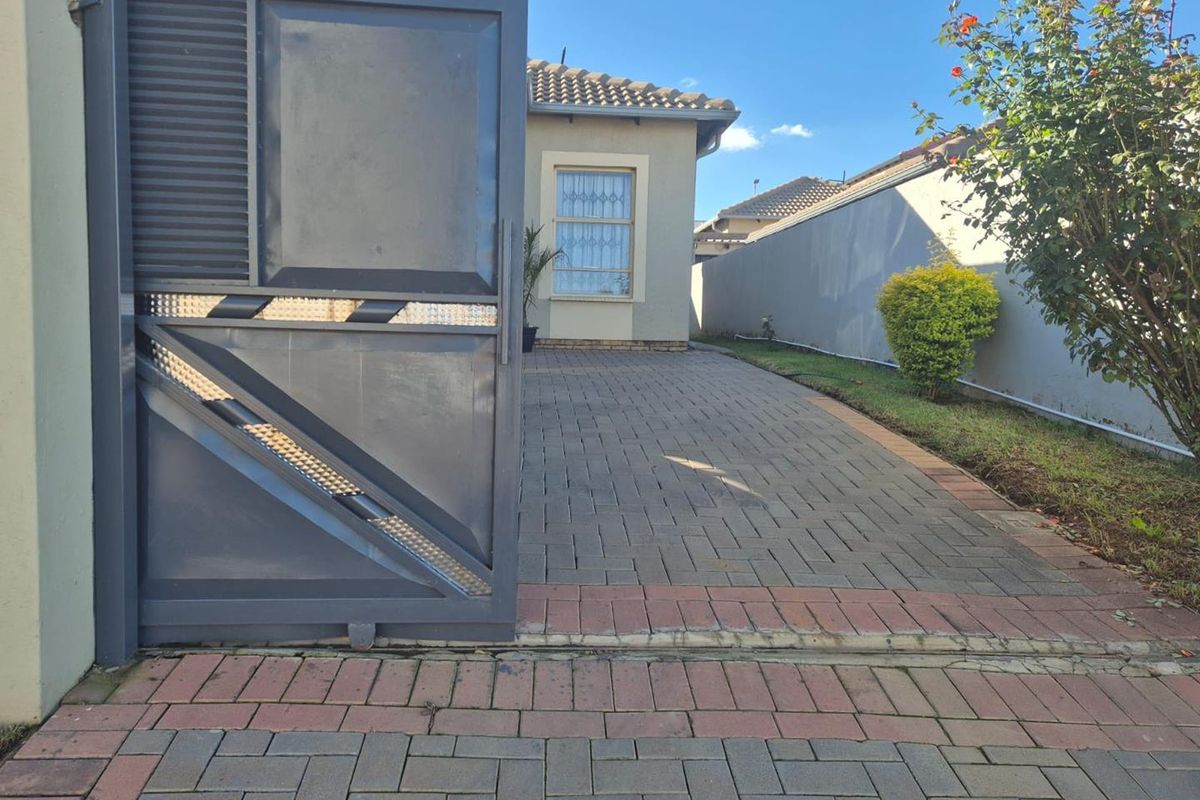 Clayville R 910 000- Beautiful Family Home - Photo 3