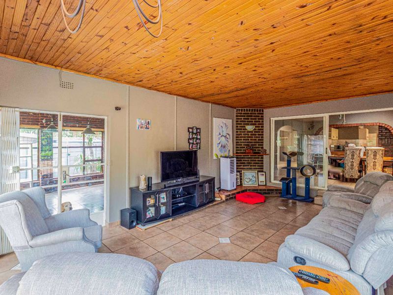 Famiky Home for Sale in Boomed off Area - Photo 5