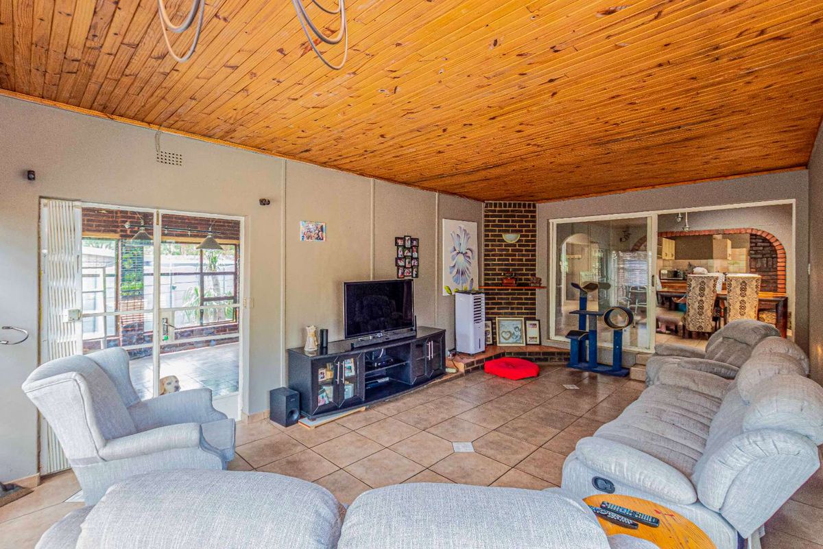 Famiky Home for Sale in Boomed off Area - Photo 5