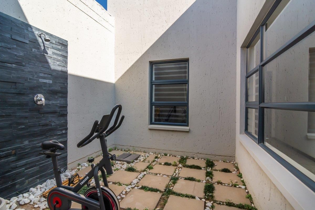 Live the high life in exclusive townhouse in prestigious Golf Estate!" - Photo 3