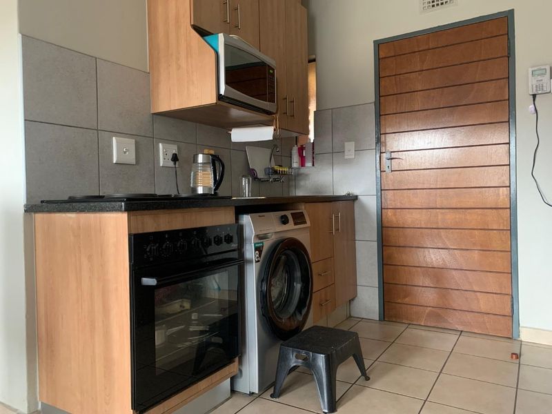 Secure Living: 2-Bedroom Apartment Close to Amenities - Photo 2