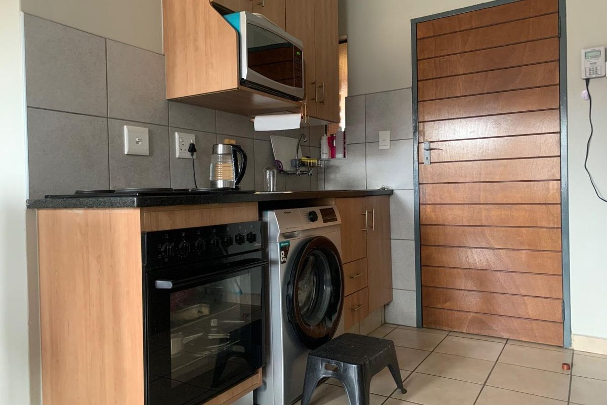 Secure Living: 2-Bedroom Apartment Close to Amenities - Photo 2