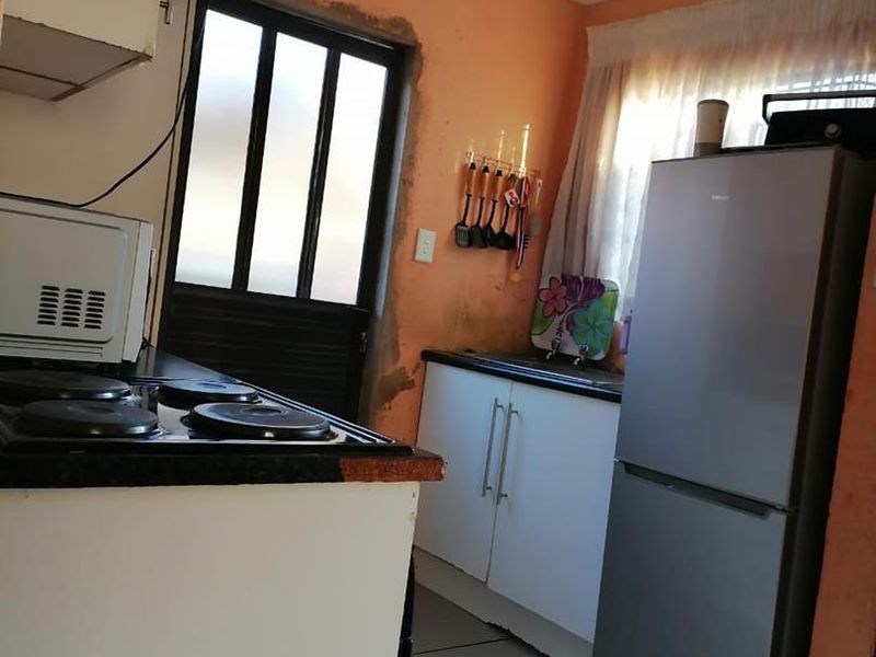 A stunning ready to move in 2 Bedroom House - Photo 5