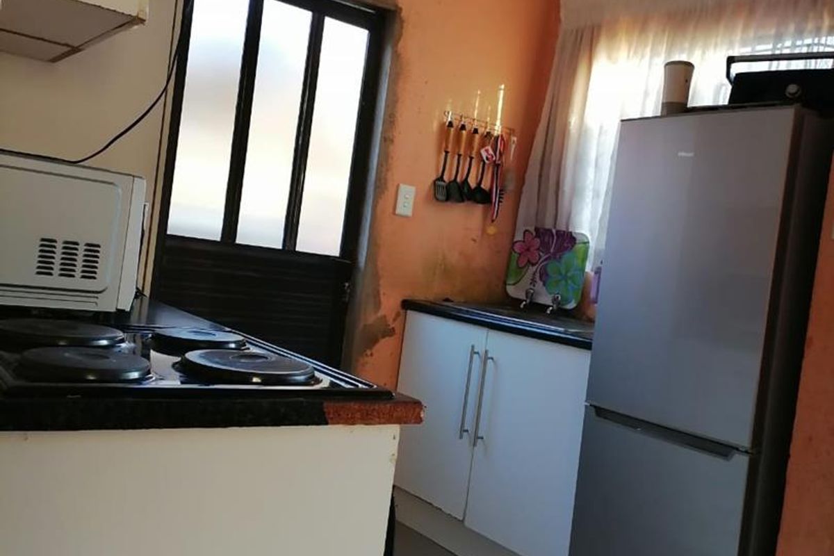 A stunning ready to move in 2 Bedroom House - Photo 5