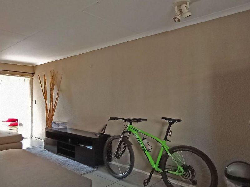 2 BEDROOM UPSTAIRS UNIT FOR SALE IN FAERIE GLEN - Photo 5