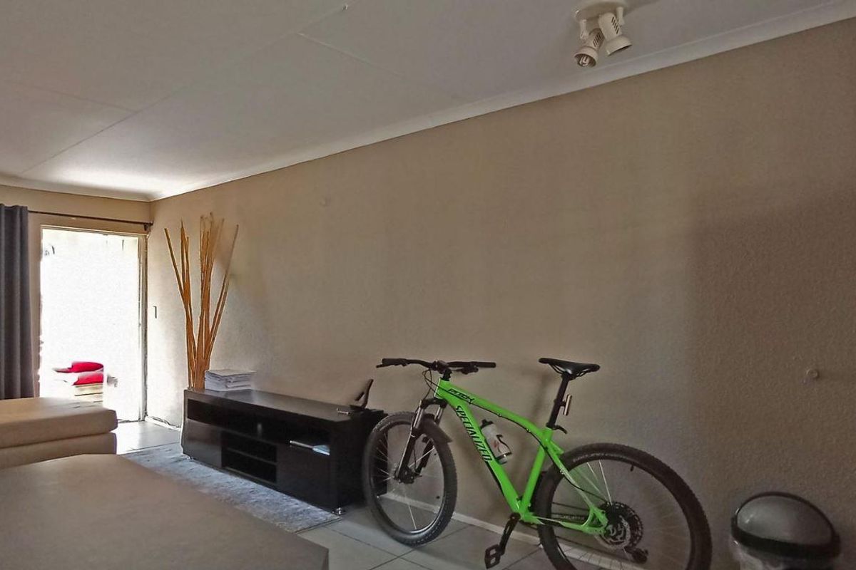 2 BEDROOM UPSTAIRS UNIT FOR SALE IN FAERIE GLEN - Photo 5
