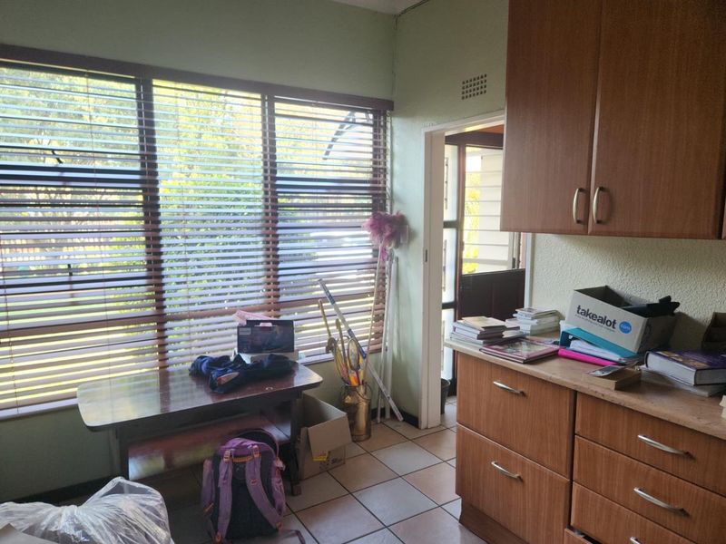 Exceptional Family Home in Enclosed Area with a two Bedroom Flat - Photo 8