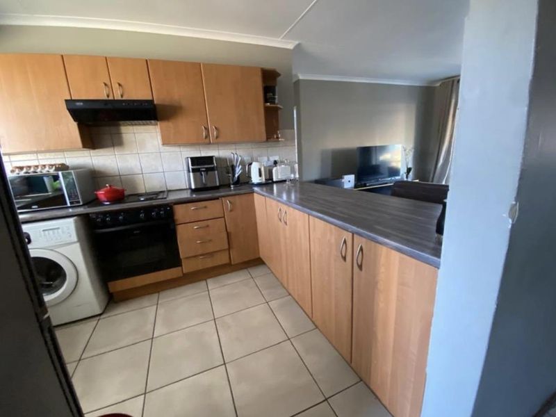 A Lovely 2 Bedroom Apartment for sale in Malachite Mews - Photo 8