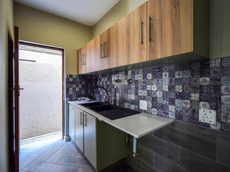 Modern, Three bedroom duet with neat finishes in security estate - Moreleta Park - Photo 7