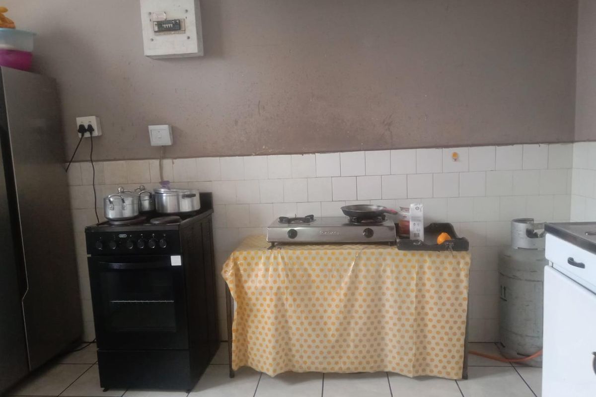 spacious 2 bedroom unit - Photo 4